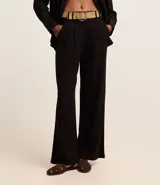 Pantalón wide leg negro de viscolino, con tiro alto, trabillas en la cintura, cierre tradicional y pliegues.
