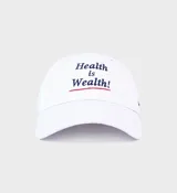 Gorro blanco de algodón con visera, con bordado frontal de la frase "Health is Wealth" en azul y rojo.