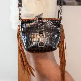 Morral negro de cuero vacuno con bolsillo trasero con cierre y correa ajustable.