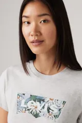 Remera gris de algodón con logo de Levi's estampado con diseño floral.
