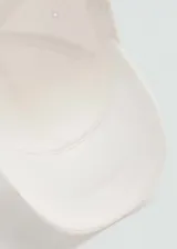 Gorra de béisbol blanca de algodón con cierre ajustable en la parte posterior.