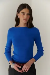 Buzo de punto morley color azul claro, con escote bote y mangas largas.