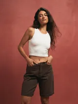Short de jean celeste con efecto lavado, corte recto y largo hasta la rodilla.