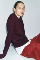 Sweater color borgoña de lana con cuello redondo y mangas largas.