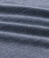 Conjunto de pijama masculino corto, compuesto por una remera de manga corta con cuello redondo y un short con cintura elástica y lazo. La remera presenta un estampado de rayas, mientras que el short es liso.