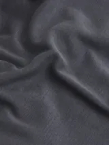 Chomba negra de punto de algodón suave con corte slim, cuello clásico, tapeta de tres botones, mangas cortas y logo CK bordado en el pecho.