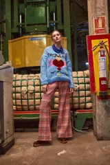 Pantalón acampanado con estampado a cuadros en tonos rojo, blanco y negro.