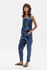 Pantalón de lino metalizado color azul con corte holgado.