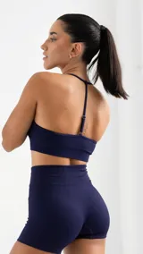 Top deportivo azul marino con breteles finos y espalda deportiva.