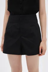 Short negro de tiro alto con bolsillos laterales.