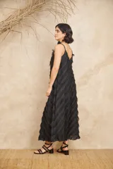 Vestido largo color rosa viejo, con breteles finos y escote en V. Presenta flecos diagonales en toda la prenda.