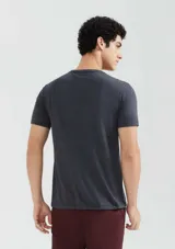 Remera básica de manga corta color gris claro, con cuello redondo.