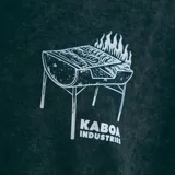Remera negra de corte oversize con efecto gastado y estampa pequeña en el pecho de una parrilla con fuego y el texto "Kaboa Industries".
