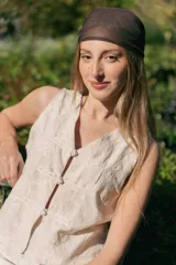 Pañuelo marrón de gasa con puntilla al tono.