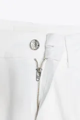 Pantalón de jean blanco, de tiro medio, corte wide leg y pinzas delanteras.