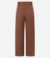 Pantalón pantalona de sastrería color marrón, con pliegues delanteros, cintura con trabillas y corte amplio.