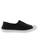 Zapatillas Victoria de lona negra sin cordones, fabricadas en España con algodón reciclado y ecológico. Suela de caucho natural vulcanizado y puntera reforzada de goma.