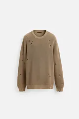 Sweater color marrón claro con efecto lavado ácido y roturas. De corte relajado, cuello redondo y mangas largas.