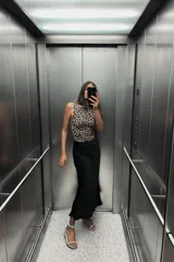 Falda midi negra de satén con cintura elástica.
