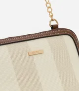 Cartera bandolera pequeña con estampado de rayas verticales en tonos beige y blanco, con detalles en marrón. Tiene cierre de cremallera, asa de cadena dorada y correa de cuero sintético marrón.