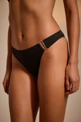 Bombacha de bikini vedetina color negro con detalle de hebilla dorada en el lateral.