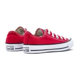 Championes Converse Chuck Taylor All Star Core Ox de lona color rojo con suela de goma blanca y cordones blancos.