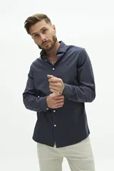 Camisa de manga larga lisa color azul marino, de corte regular, estilo clásico y logo bordado en el pecho.