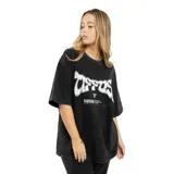 Remera negra de corte holgado con estampa frontal de letras blancas estilo graffiti.