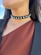 Gargantilla negra con strass XL y tiento de gamuza trenzado. Se cierra con cadena y ganchito para regular el largo.