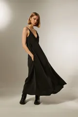 Vestido largo negro de satén, con breteles finos, escote en V y corte evasé.
