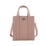Cartera tipo tote bag color negro con doble asa corta, tira larga regulable y desmontable, cierre superior y aplique metálico con forma de labios. Incluye organizador interno.