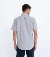 Camisa de manga corta con estampado de algodón y poliéster, corte regular, cuello clásico y cierre frontal con botones.