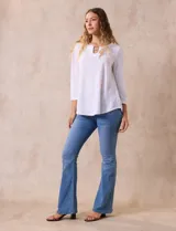 Blusa negra de tejido labrado marca Ruby Rd, con cuello redondo, escote en V y aplique metálico en el escote. Manga tres cuartos.