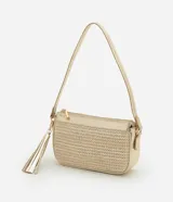 Cartera tipo baguette color dorado con efecto paja, cierre con hebilla y detalle de tassel. Incluye correa de mano y asa larga desmontable.