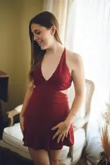 Vestido corto azul con estampado floral blanco, escote en V, breteles finos cruzados en la espalda, cut-outs laterales y volado en el ruedo.