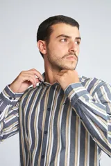Camisa de hombre a cuadros color beige y azul marino, de corte slim fit, con mangas largas, cartera abotonada y logo bordado en el pecho. Confeccionada en algodón.