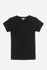 Remera básica negra de algodón con cuello redondo y mangas cortas.