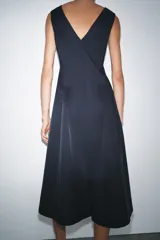 Vestido midi azul marino confeccionado en hilatura con algodón. Escote pico y tirantes anchos. Bajo evasé. Cierre frontal con cremallera metálica.