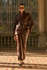 Pantalón de ecocuero color chocolate con textura de cocodrilo, de corte recto y tiro alto.