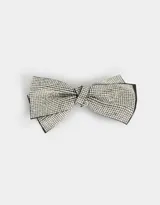 Hebilla francesa para el pelo con moño cubierto de strass plateados.