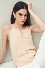 Musculosa negra con breteles finos y escote con abertura en forma de gota.