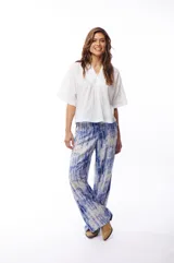 Blusa blanca de algodón con escote en V y mangas cortas amplias.