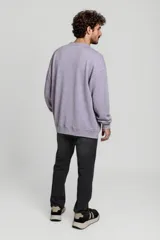 Buzo violeta de corte clásico con logo bordado en el pecho.