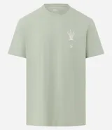 Remera verde claro de algodón, corte comfort, cuello redondo y manga corta. Estampa frontal con lettering y dibujo de espada de San Jorge.