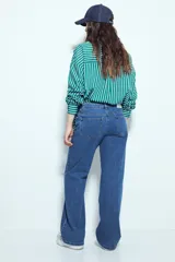 Jean de denim negro, de tiro medio y calce recto con silueta straight.