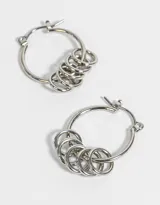 Aros tipo argolla dorados con arandelas colgantes.