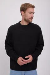 Sweater negro de punto con cuello redondo y mangas largas.