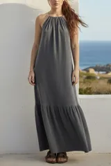 Vestido largo gris de algodón con breteles finos y falda con volado.