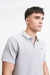 Chomba gris con textura tipo waffle, corte regular y logo bordado en el pecho.