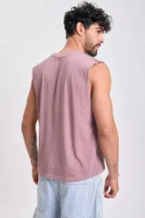 Musculosa rosa con cuello redondo y estampado frontal con texto en el mismo tono.